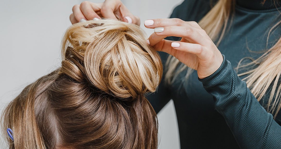Profissional Fazendo Coque Em Cabelo Loiro